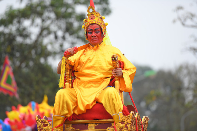 Hàng ngàn người chen chân xem rước vua sống tung tiền phát lộc